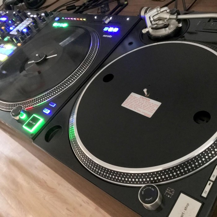 dj turntable